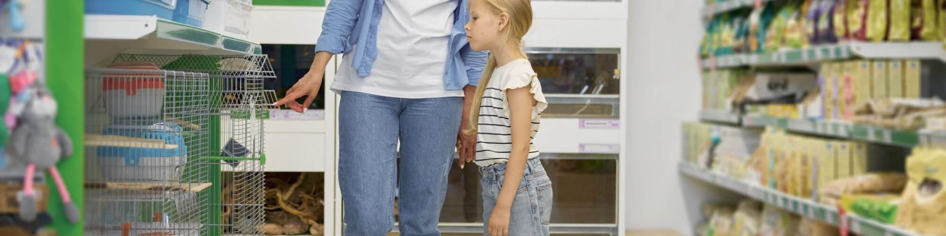 Mutter mit Kind im Tierfachgeschaeft
